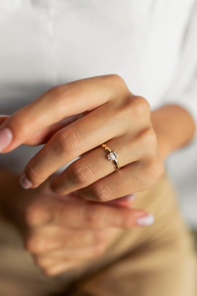 ALTIN BAGET TAŞLI TASARIM YÜZÜK