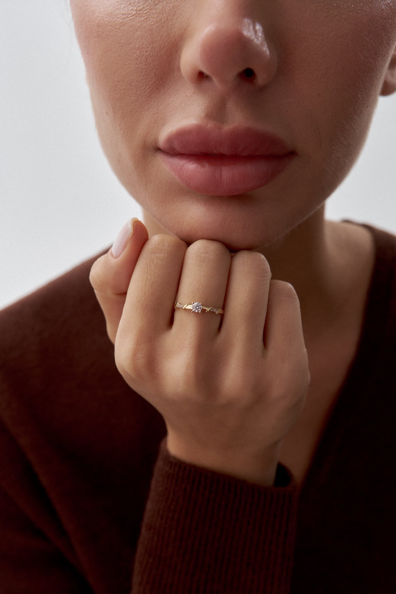 Altın Kenarı Çizgi Formlu Tektaş Yüzük