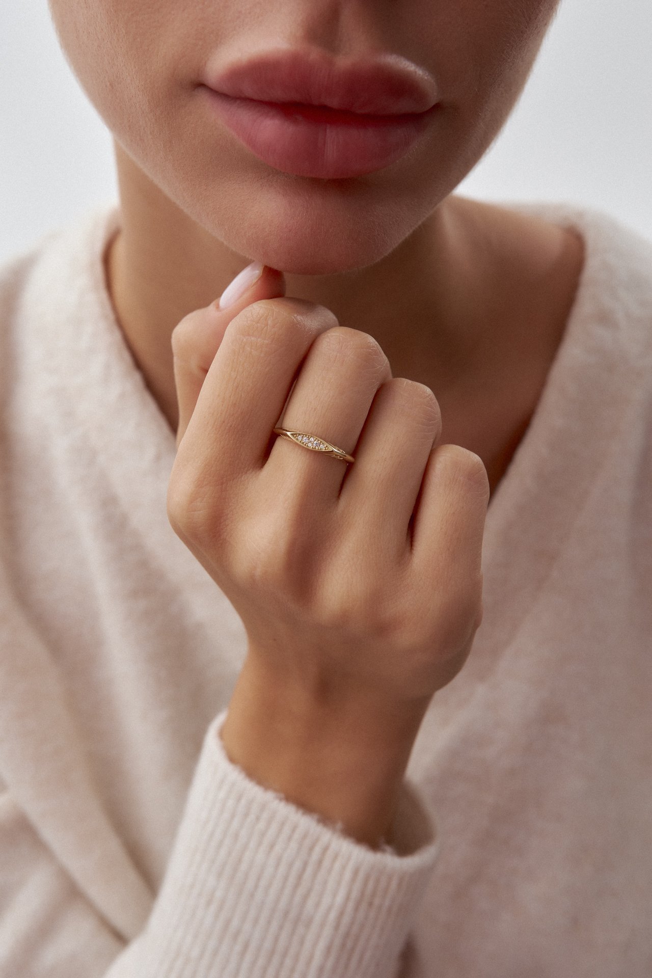 Altın İnce Form Taşlı Yüzük