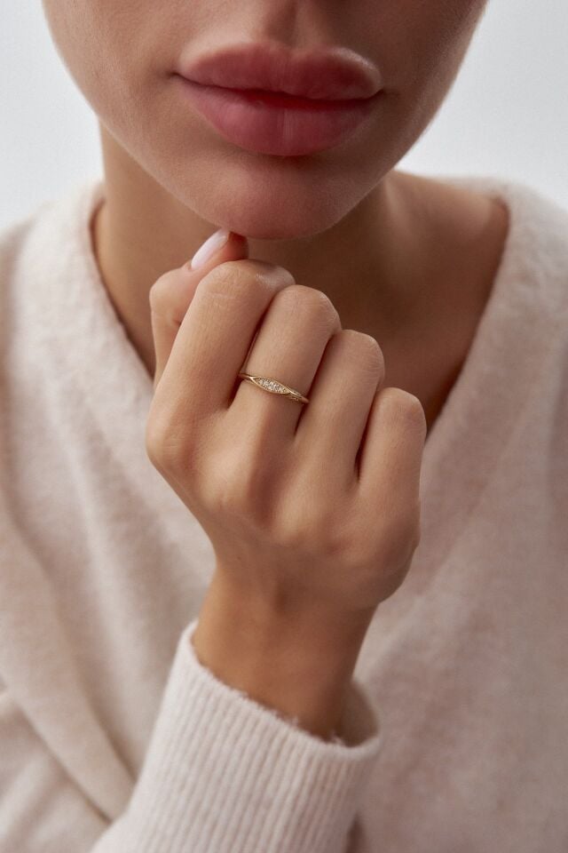 Altın İnce Form Taşlı Yüzük