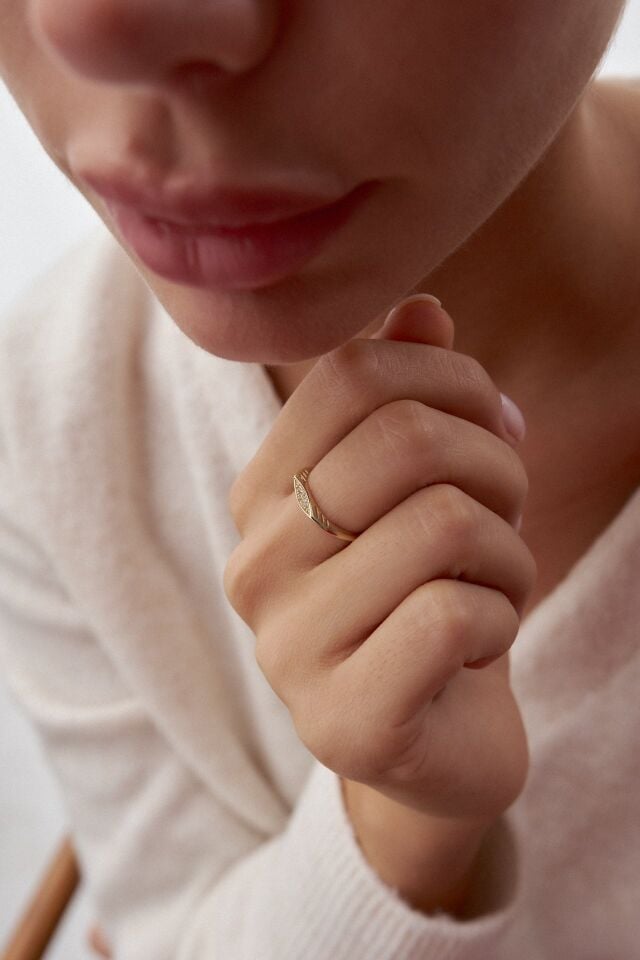 Altın İnce Form Taşlı Yüzük