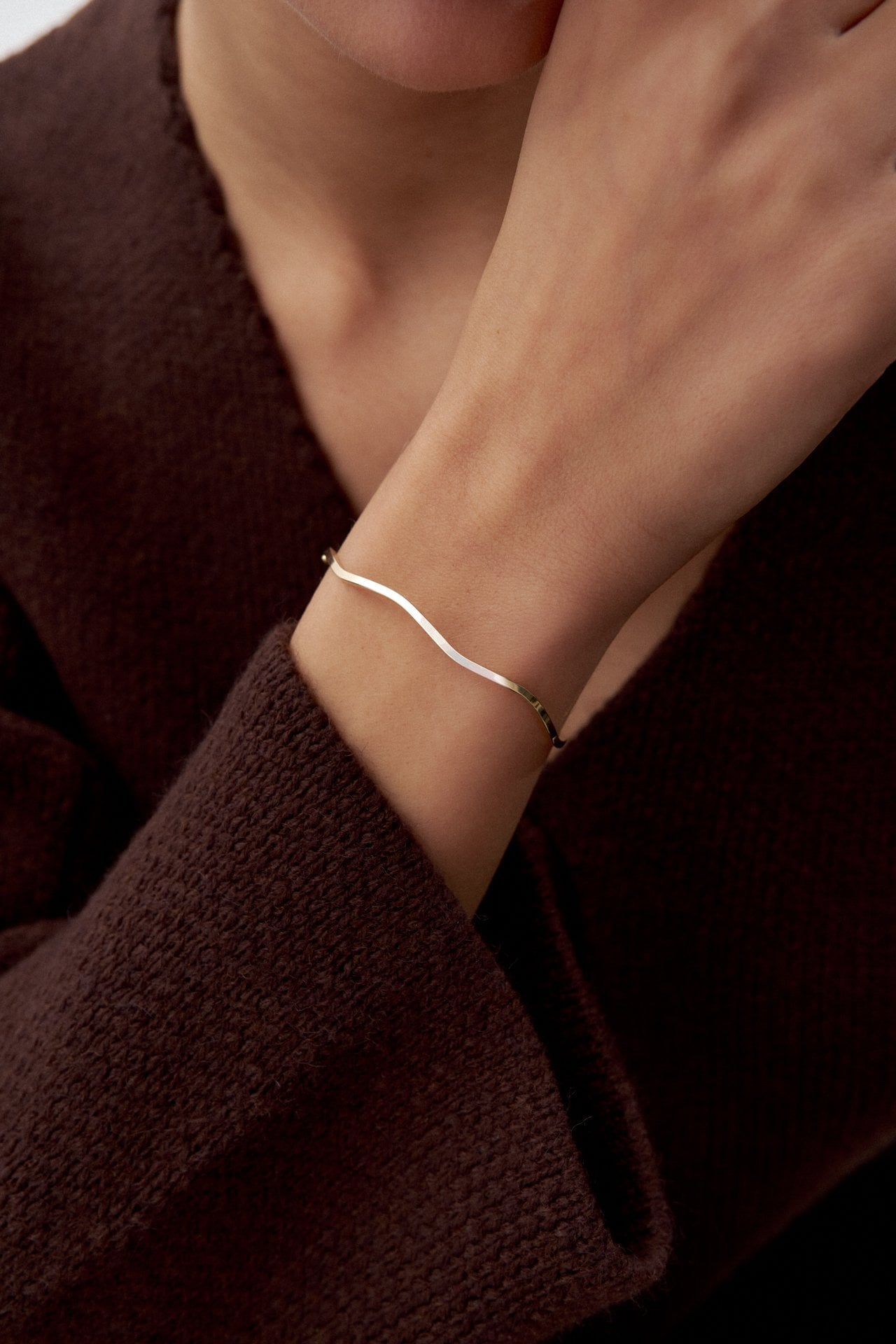 Altın Minimal Dalga Figürlü Kelepçe