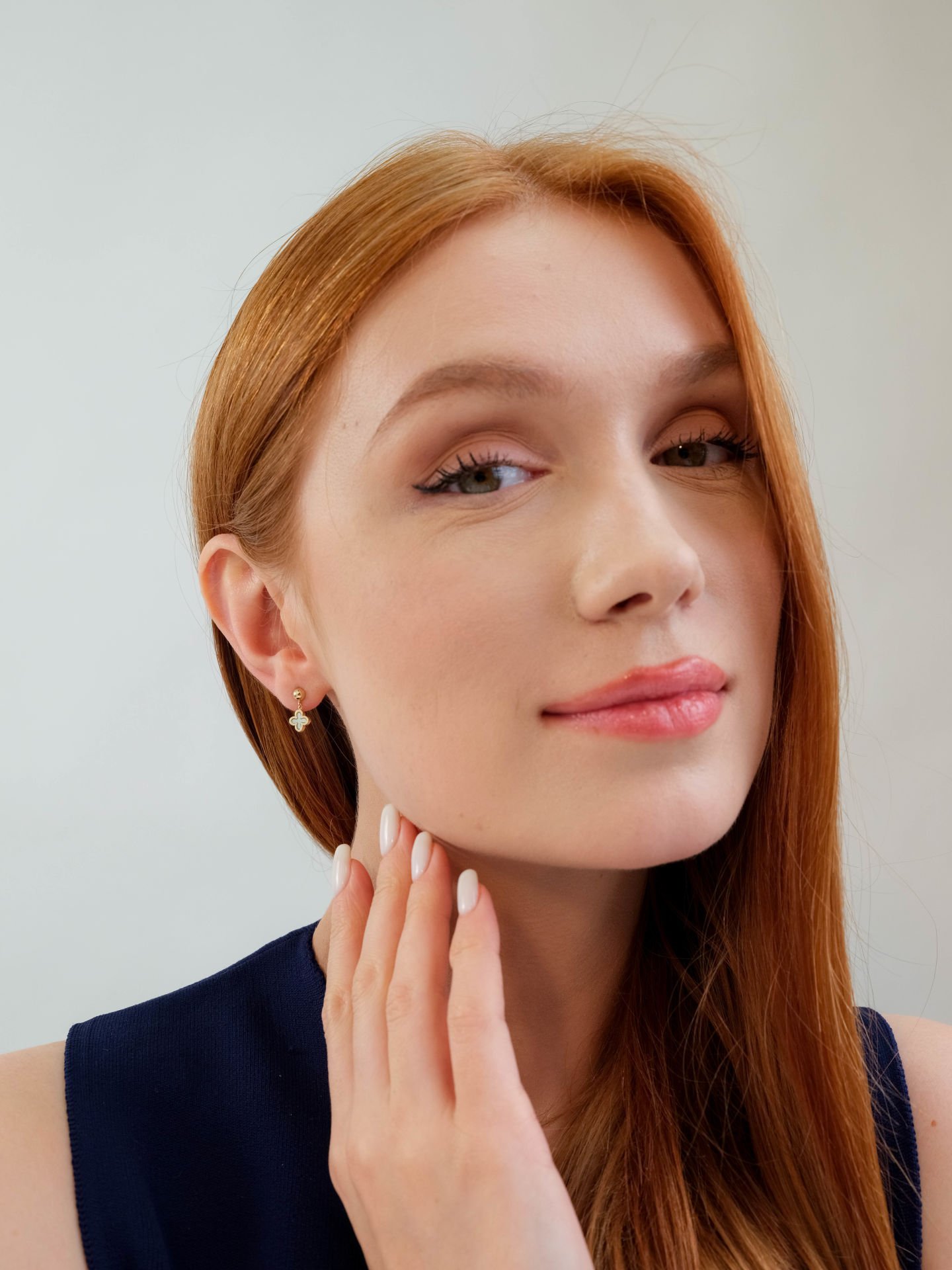 Altın Sallantılı Yonca Küpe