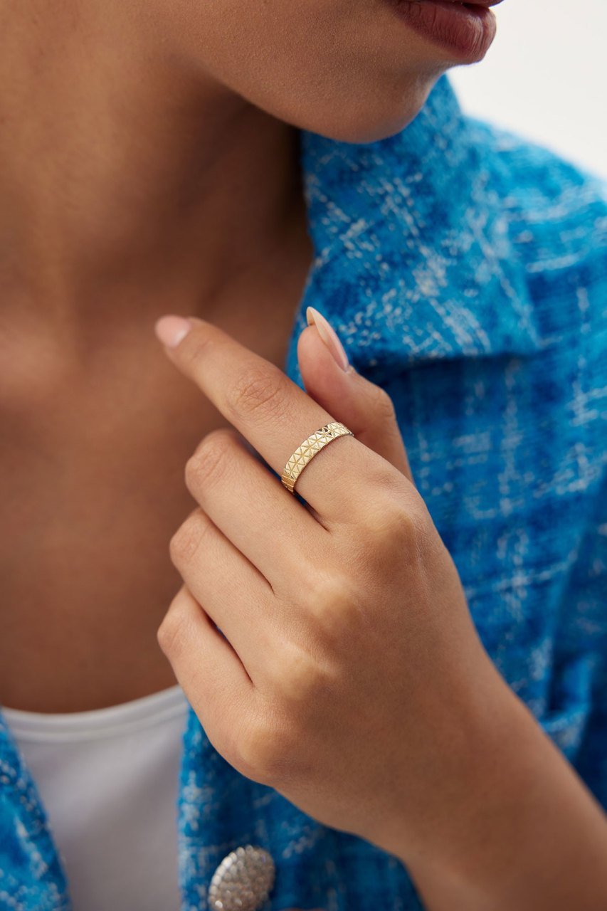 ALTIN ÜÇGEN DETAYLI YÜZÜK