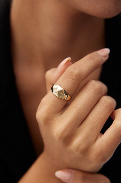 Altın Pyramid Yüzük