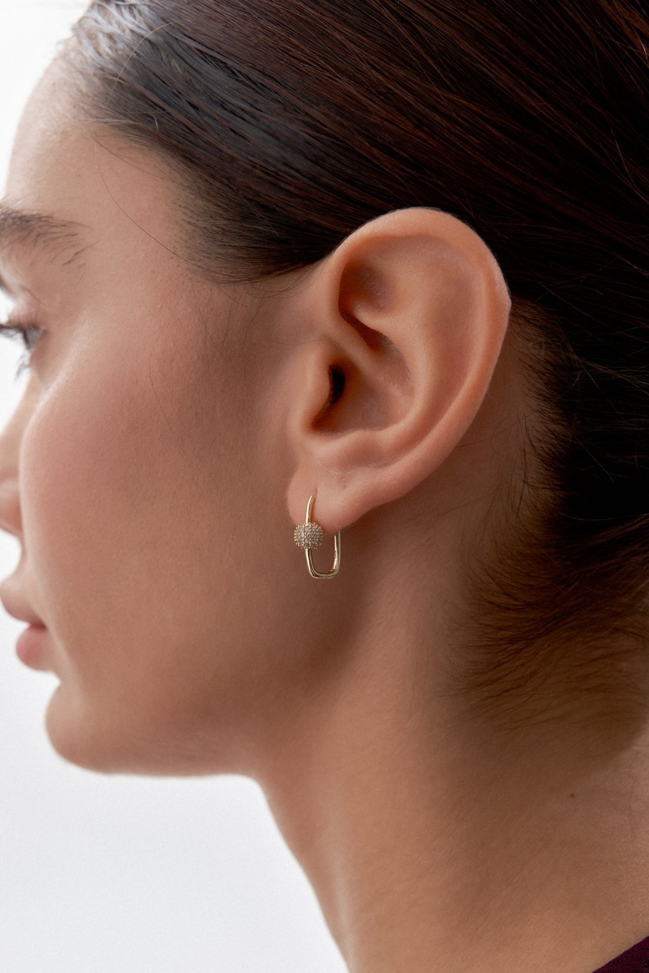 Altın Taşlı Top Detaylı Küpe