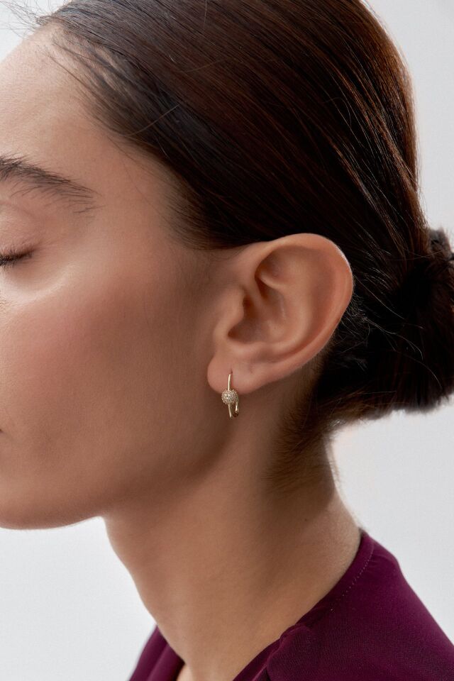 Altın Taşlı Top Detaylı Küpe