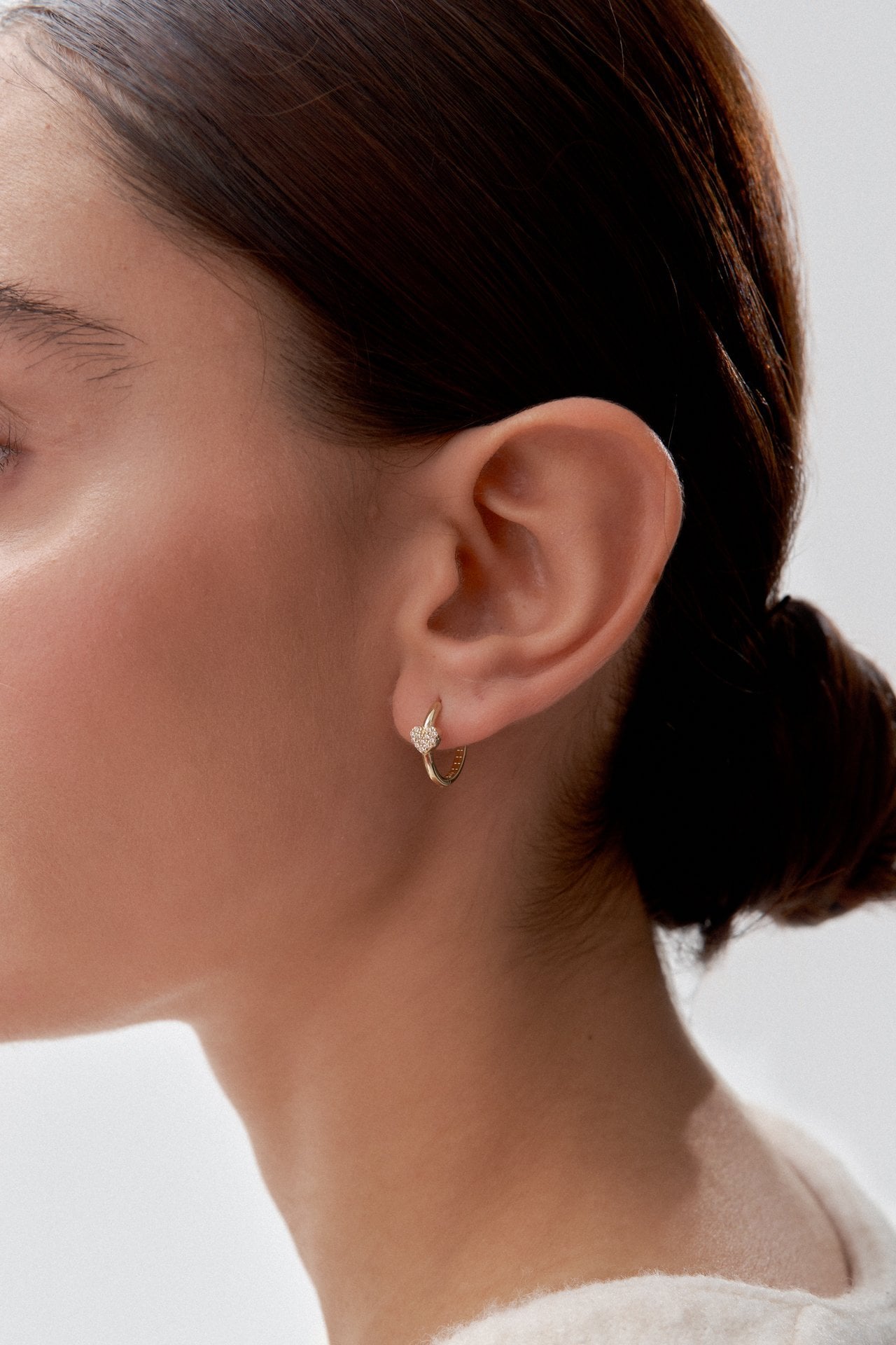 Altın Taşlı Kalp Detaylı Küpe