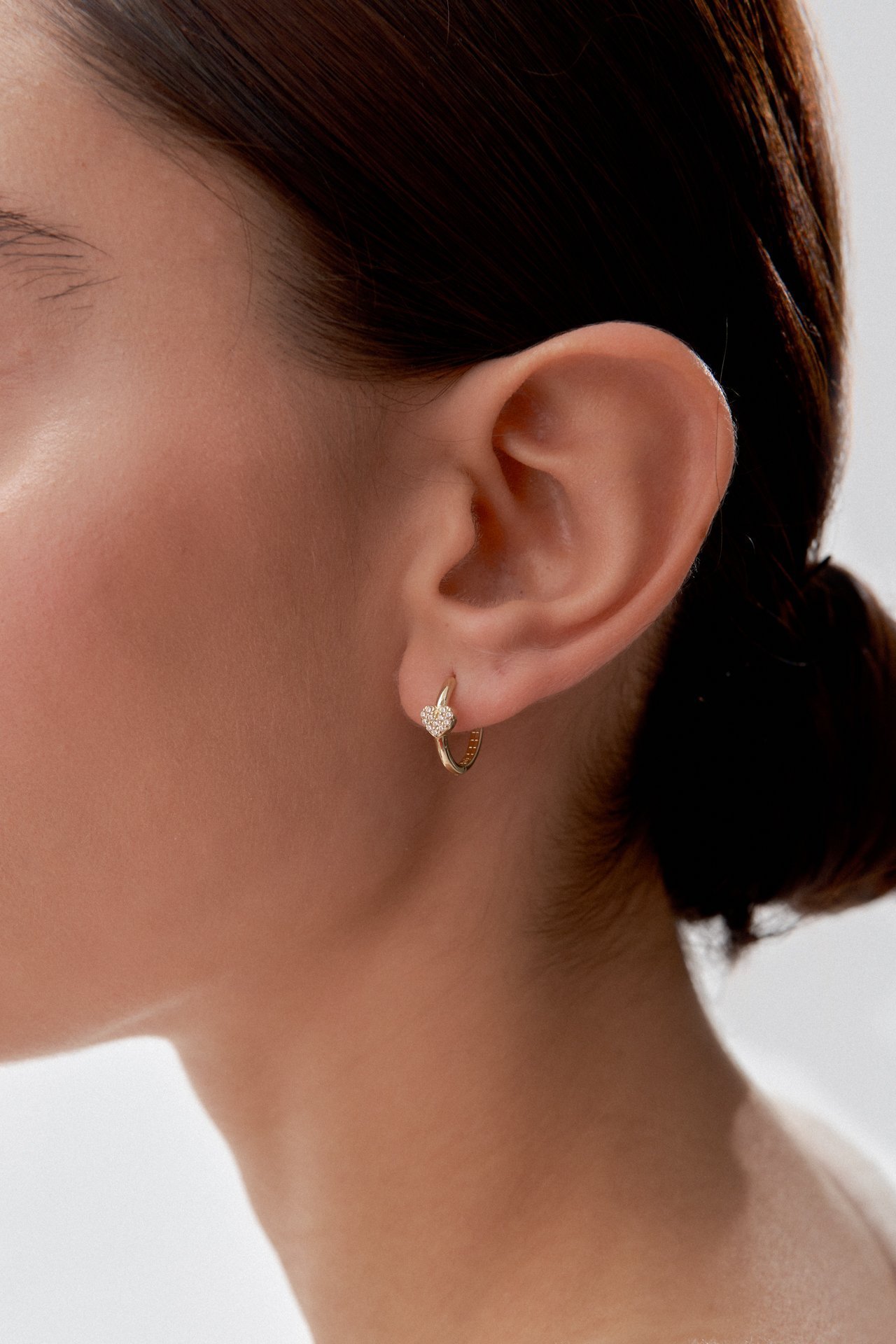 Altın Taşlı Kalp Detaylı Küpe