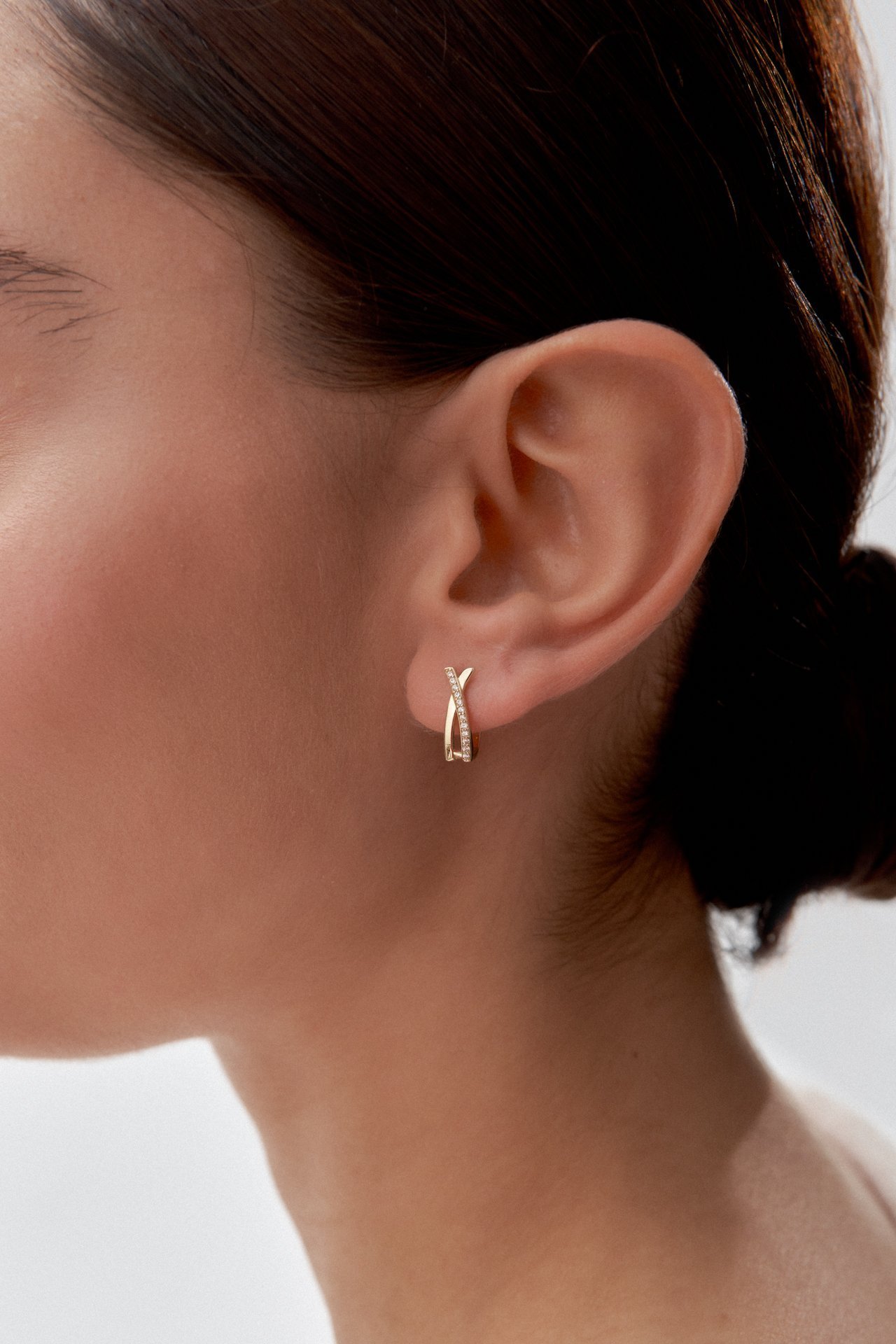 Altın X Formlu Taşlı Küpe