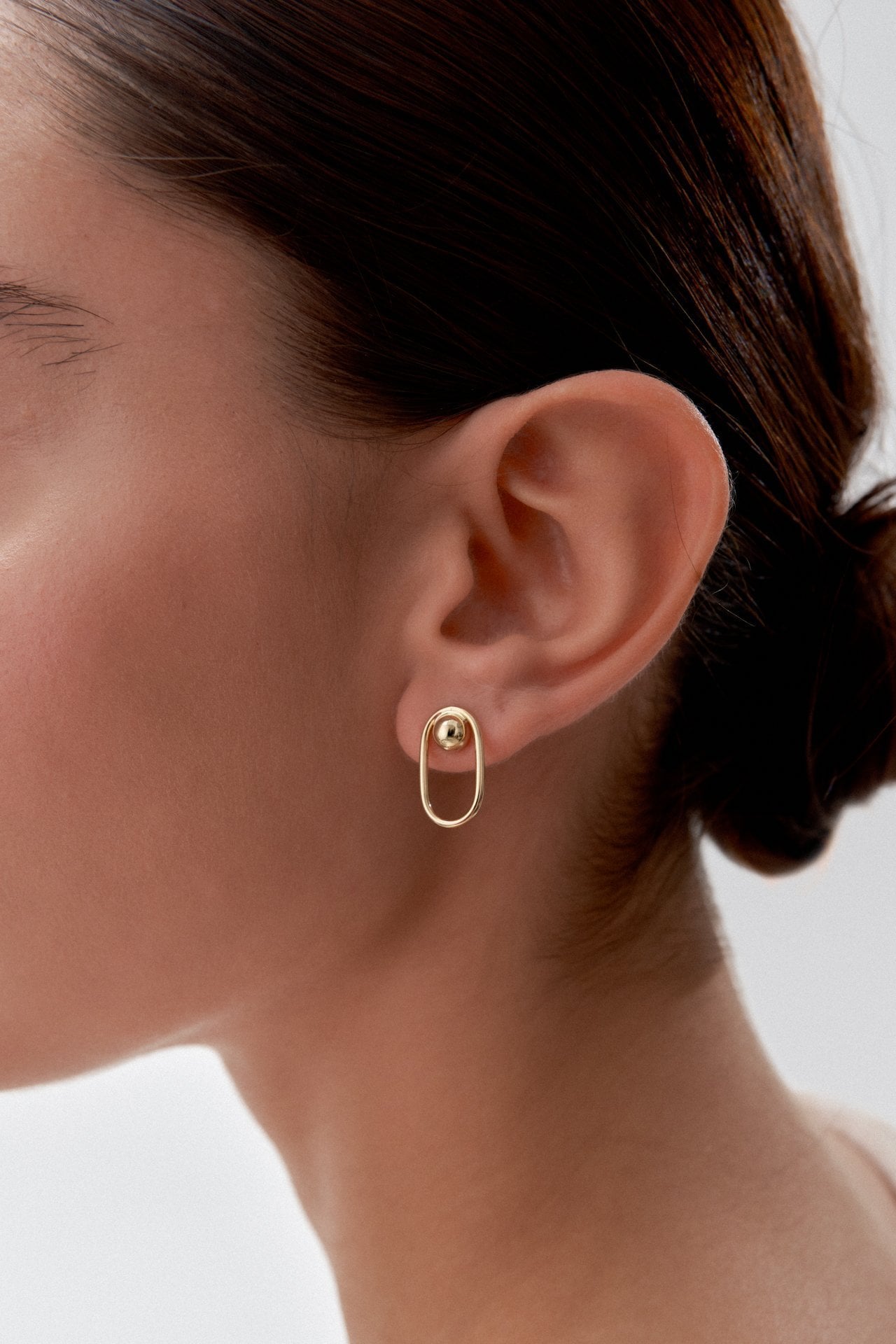 Altın Ataç Formlu Top Çivili Küpe