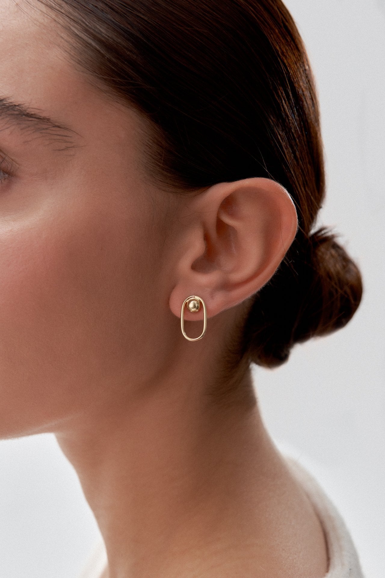 Altın Ataç Formlu Top Çivili Küpe