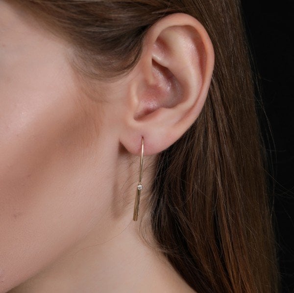 ALTIN İĞNE FORMLU KÜPE