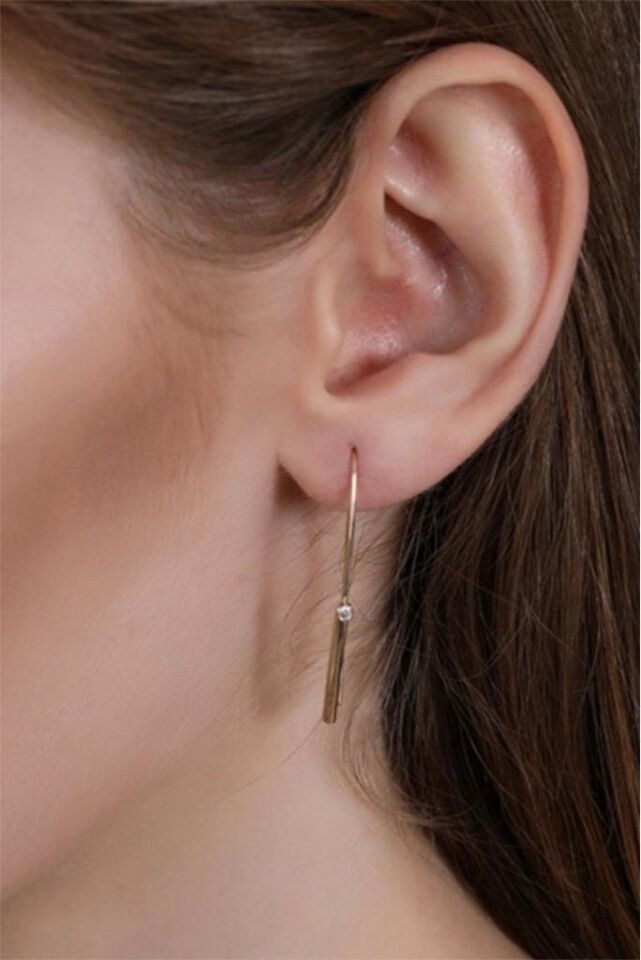 Altın İğne Formlu Küpe