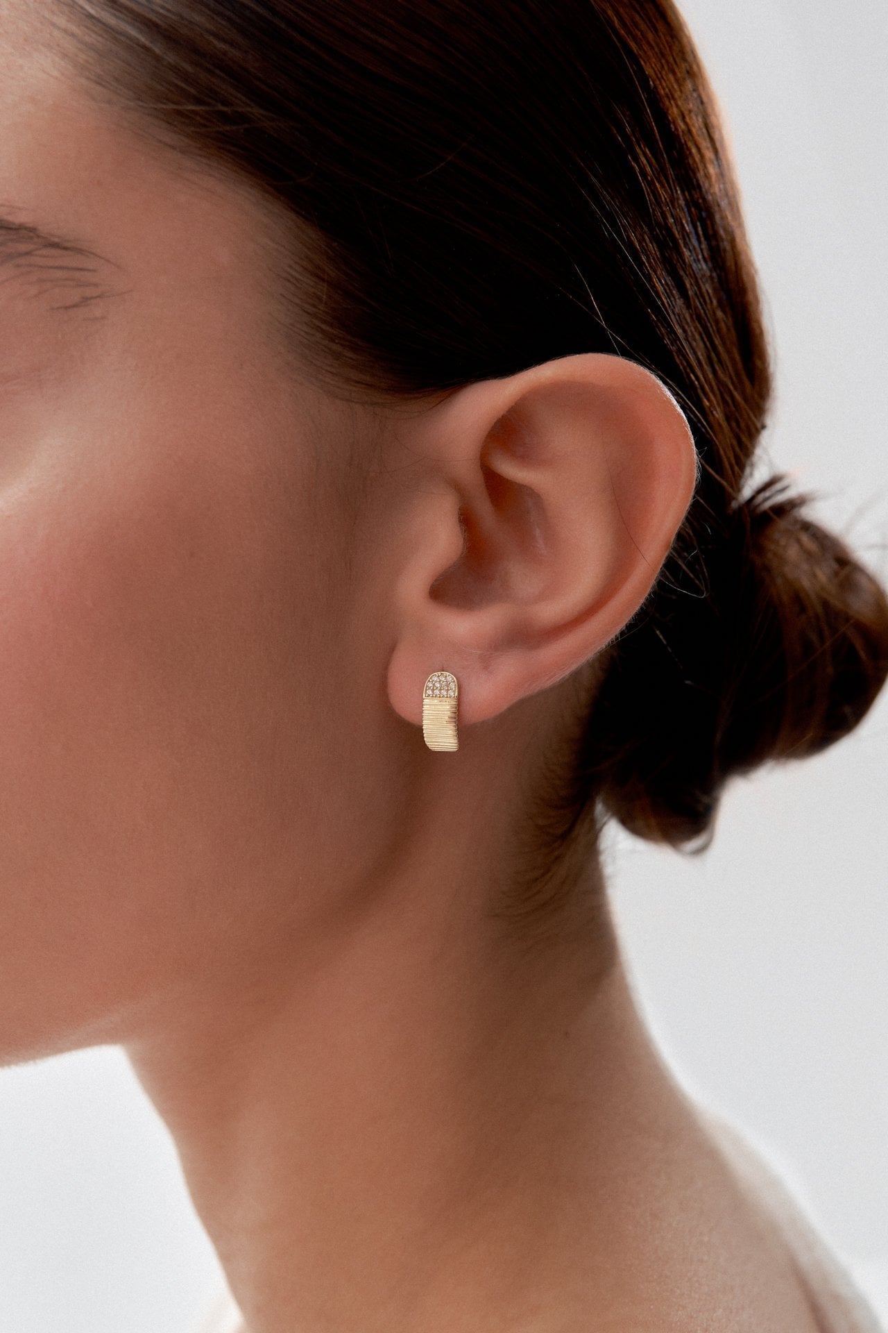 Altın Mini Taşlı Dikey Bar Küpe