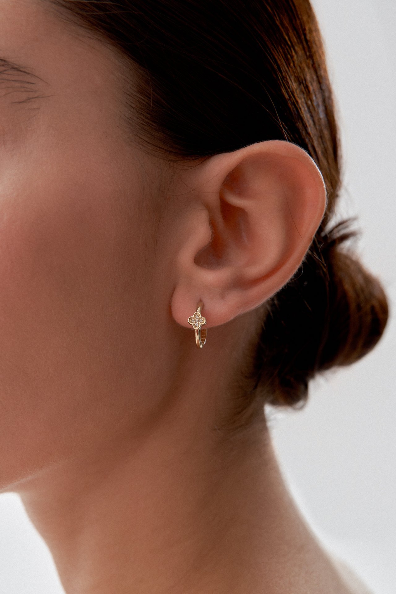 Altın Taşlı Mini Yonca Detaylı Küpe