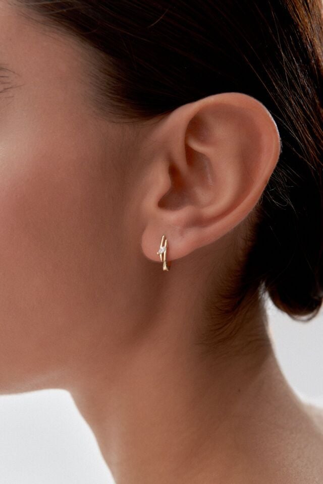 Altın Minimal Taşlı Döküm Küpe