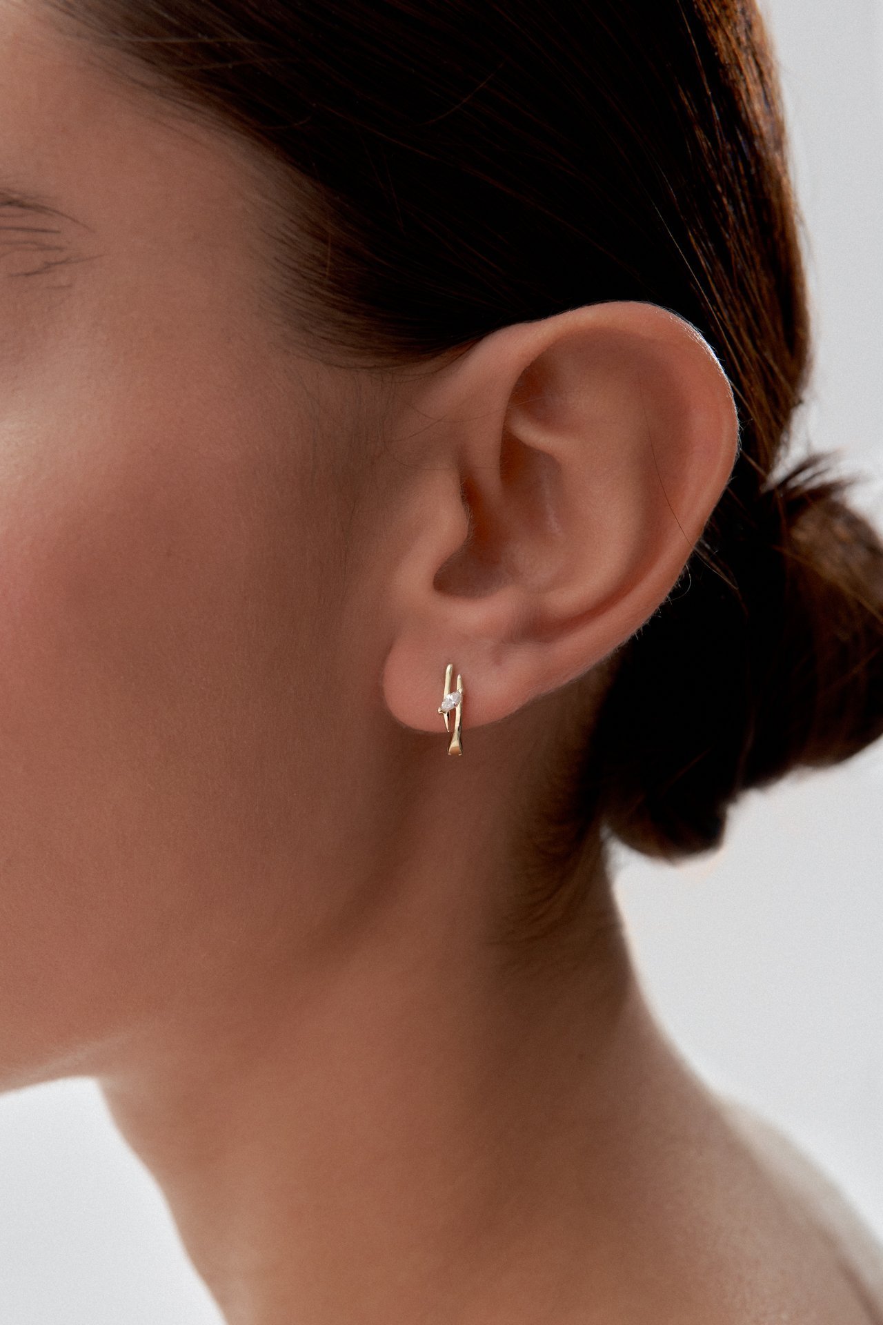 Altın Minimal Taşlı Döküm Küpe