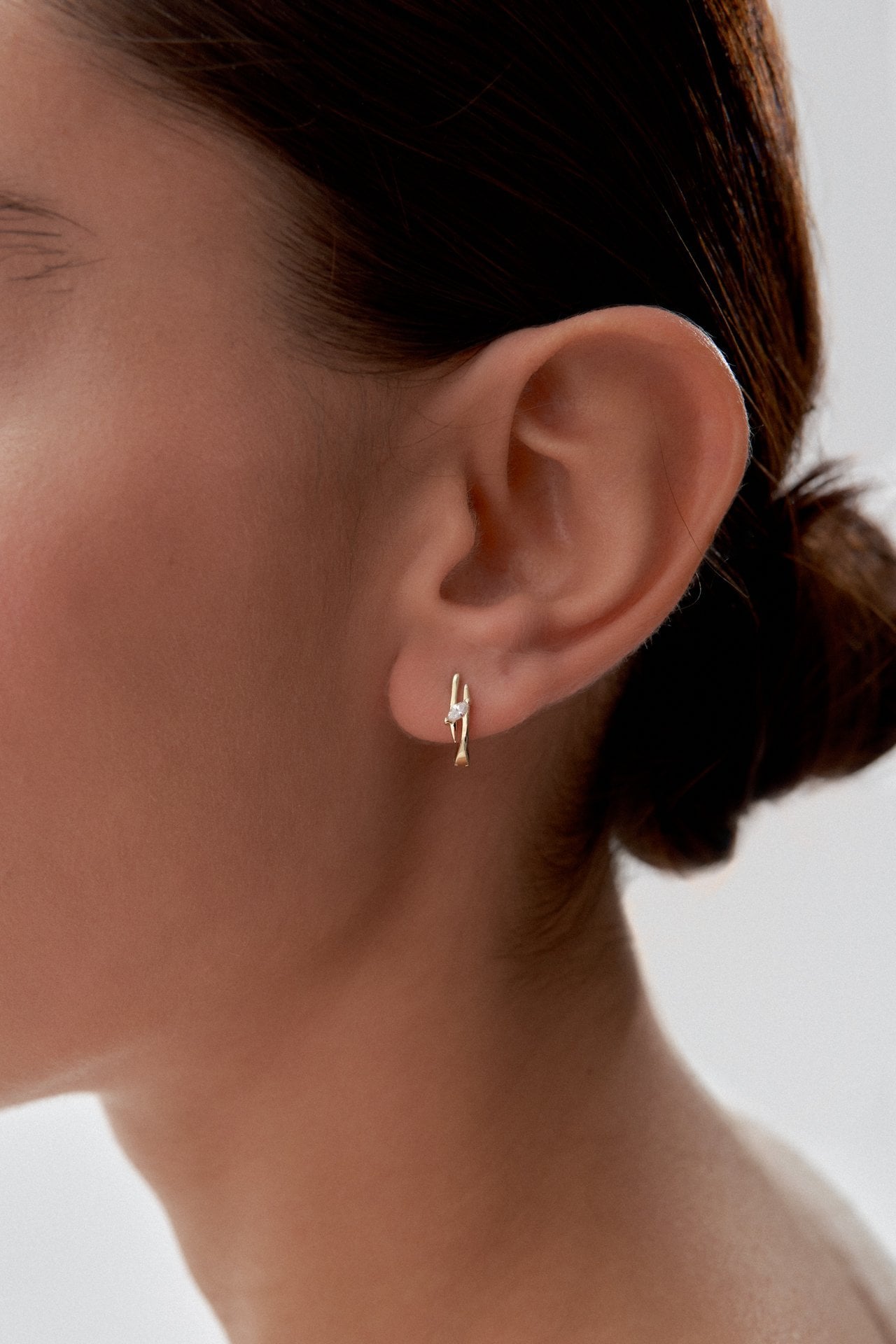 Altın Minimal Taşlı Döküm Küpe