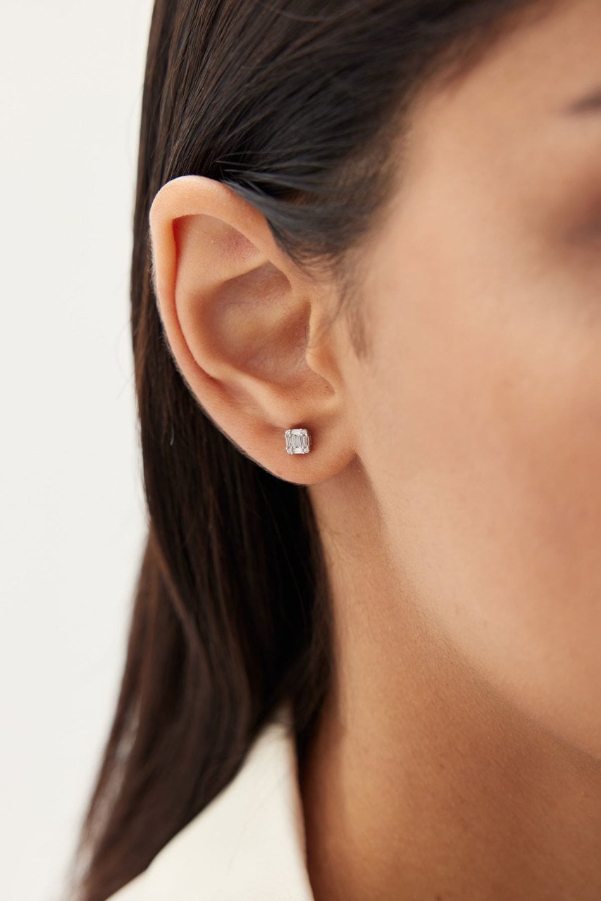 Altın Baget Taşlı Çivili Küpe